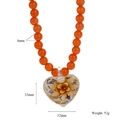 Detailansicht der orangefarbenen Perlenkette mit einem 32mm Glas-Herzanhänger - Orange (Style-1)