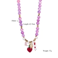 Dettaglio della collana con pietre marmoree 10mm, ciondolo a cuore e gufo dorato - Stile Gufo Stivale con Perline Viola Rosa (Style-1)