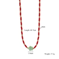 Dettaglio collana con perline rosse e fiore verde con misure di 40+5 cm - Perline Cilindriche Rosse Fiore (Style 2)
