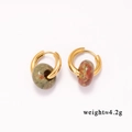 Dettaglio di orecchini a cerchio in acciaio placcato oro 18k con pietre naturali - Stile Unakite Rosso e Verde (4)