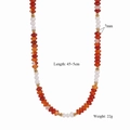 Dettaglio di perle di agata da 7mm e perle bianche con catena regolabile da 45cm - Agata Corniola e Perla Artificiale (Style 3)