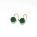 Dettaglio di orecchini a gancio dorati con perle tonde in agata naturale verde scuro - Gancio in Perla Color Agata Verde (Style-1) / Verde Scuro (Style-1)