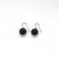 Dettaglio di orecchini minimalisti con perle nere e gancio in argento su sfondo bianco - Gancio in Perla Color Ossidiana (Style-2) / Nero (Style-2)