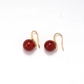 Eleganti orecchini a gancio dorati con pietre naturali rosse su sfondo bianco minimalista - Gancio in Perla Color Corniola (Style-3) / Rosso (Style-3)