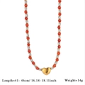 Collier artisanal en perles rouges et grises avec un pendentif en forme de coeur doré - Collier Rouge