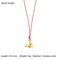 Détail du collier en corde rouge avec pendentif baleine dorée en acier inoxydable - Style de Corde Rouge Pendentif Petite Baleine (10-10-005)