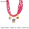 Dettaglio della collana in tessuto paisley rosa con ciondoli mare in acciaio e perle - Stile Giocoso Rosa (10-23-002)