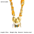 Detail van een 70cm gele zijden sjaalketting met roestvrijstalen vis- en schelphangers - Gembergele Sjaalstijl (DJ10-16-001)
