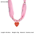 Dettaglio del ciondolo a cuore rosso con incisione AMOUR su cordoncino in seta rosa - Stile Cuore Rosa (10-23-004)