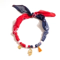 Dettaglio collana foulard con mano di Fatima, ciondolo girasole e nappe arancioni - Stile Mano di Fatima (11-04-1)
