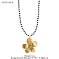 Kralenketting met zwart-witte keramische kralen en een grote gouden bloem hanger - Gehamerde Gouden Bloem Stijl (DJ12-20-1)