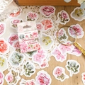 Adesivi vintage con rose dipinte a mano per scrapbooking in un set di scatole a tema - Fiori che Sbocciano