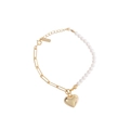 Bracciale minimalista in argento S925 con catena a graffetta dorata, perle e ciondolo cuore - Argento 925 / Bracciale Cuore Asimmetrico