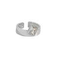 Anillo minimalista de plata S925 con circonita rectangular sobre fondo blanco puro - Abierto Ajustable / Oro Blanco