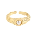Anello dorato con texture stropicciata irregolare e perla bianca dal design regolabile - US 13 / Oro 18K