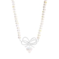 Collar de plata S925 con cuentas iridiscentes, lazo hueco y colgante de corazón en fondo blanco - Plata 925 / Plateado