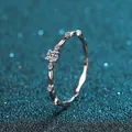 Eleganter S925 Sterlingsilber Ring mit Moissanit Steinen und gewellter Pavé Fassung - US 10 / 0.1CT Moissanit