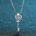 Collana in argento S925 con pendente a chiave a forma di cuore e pietra moissanite - Moissanite da 0.3 Carati (AZ120-X) / Argento 925