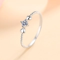 S925 Sterling Silber Ring mit 0,1 ct Moissanit und seitlichen Herz-Elementen - US 10 / Silber (0.1ct Moissanit)