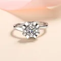 Anillo de flor de plata de ley S925 con seis garras de corazón y moissanita - US 10 / Moissanita de 0,5 Quilates