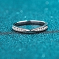 Anello incrociato a V in argento S925 con scintillanti pietre di moissanite incastonate - US 10 / 13 Punti Moissanite