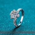Elegante anello in argento S925 con moissanite da 1 carato a forma di fiore - US 10 / 1 Carato di Moissanite