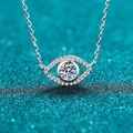 Collana occhio d'angelo in argento S925 con pietre moissanite su sfondo con bokeh - Argento 925 / Moissanite da 0,5 ct