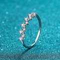 S925 Sterlingsilber Ring in Wellenform mit 7 funkelnden Moissanit Steinen in Reihe - US 10 / Moissanit (0.41ct)