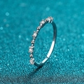 Minimalistische S925 zilveren ring met afwisselende rijen moissanite en fijne kraaltjes - US 10 / 7.5pt Moissaniet