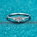 Drei-Steine-Ring aus S925 Sterlingsilber mit Moissanit und Sechs-Klauen-Fassung - US 10 / 0.26ct Moissanit