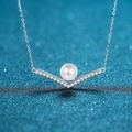 Collana in argento S925 a forma di V con perla d'acqua dolce da 8mm e pietre moissanite - Moissanite e Perla d'Acqua Dolce / Argento 925