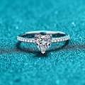 Anillo de plata S925 con moissanita de corazón sobre un fondo azul de purpurina brillante - US 10 / Dos Quilates Moissanita