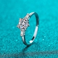 Elegante anello in argento S925 con moissanite a cuore e pietre laterali a baguette - US 10 / 1 Carato di Moissanite