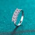 Anello elegante in argento 925 con cinque pietre Moissanite taglio smeraldo e castone - US 9 / Moissanite da 2,5 carati (Taglio Smeraldo)
