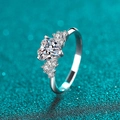 Elegante S925 zilveren ring met hartvormige moissaniet en zijdelingse edelstenen - US 9 / 6.5mm Hart Zirkonia