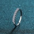 Eleganter Ring aus 925 Sterlingsilber mit sieben runden Moissanit-Steinen in einer Reihe - US 9 / 0.28ct Moissanit