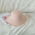 Sombrero de paja rosa con borde deshilachado sobre fondo de tela blanca - M (56-58cm) / Rosa