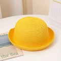 Détail d'un chapeau de soleil jaune en paille tressée avec bord roulé et texture spirale - Style Enfant / Jaune