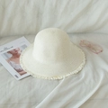 Sombrero de paja beige plegable con borde de flecos y revista sobre tela suave - M (56-58cm) / Blanco Leche