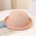 Texture détaillée du chapeau de soleil tressé rose pêche avec bord roulé pour femme - Style Enfant / Rose Chair