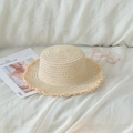 Elegante sombrero de paja beige con ala deshilachada y gafas rosas sobre tela blanca suave - Adulto 56-58cm / Beige