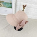 Elegante cappello da sole in paglia rosa loto per donna con grande fiocco laterale - M (56-58cm) / Rosa Chiaro
