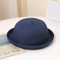 Détail d'un chapeau de soleil bleu marine avec texture tressée en spirale et bord roulé - Style Enfant / Bleu Marine