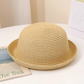 Détail macro du tissage en paille naturelle d'un chapeau de soleil à bord roulé épuré - Style Enfant / Poche zippée
