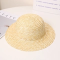 Cappello di paglia classico a tesa larga con trama a spirale su una scrivania bianca pulita - M (56-58cm) / Cupola rotonda a tesa corta