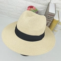 Panama-Strohhut mit breitem schwarzen Band für Damen und Herren vor floralem Dekor - M(56-58cm) / Beige