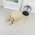 Elegante cappello da sole in paglia beige con grande fiocco da donna, ideale per l'estate - M (56-58cm) / Beige
