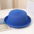 Détail d'un chapeau de soleil bleu vif montrant la texture en spirale et le bord roulé - Style Enfant / Bleu Saphir