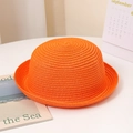 Chapeau de soleil minimaliste en paille orange vif avec tissage fin et bord roulé pour l'été - Style Enfant / Orange
