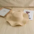 Beigefarbener Strohhut aus Papier mit gewellter Krempe für Damen am Strand - M (56-58cm) / Milchweiß